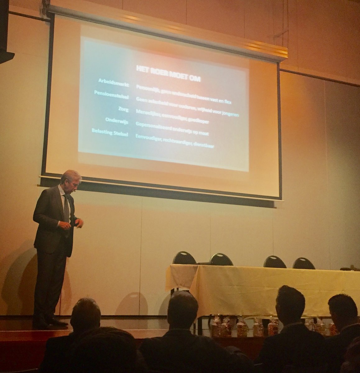 InnovatieTeam's tweet photo. Hoogleraar #JanRotmans spreekt bij HOC #Hoorn over onderheid en overdanen https://t.co/6LKwbSwyrv