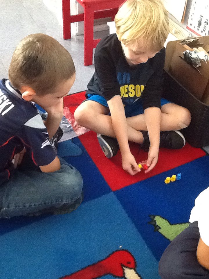 MrsNashGrade1's tweet photo. Colored bears help us tell our narratives in order https://t.co/qHhU5ACVK5
