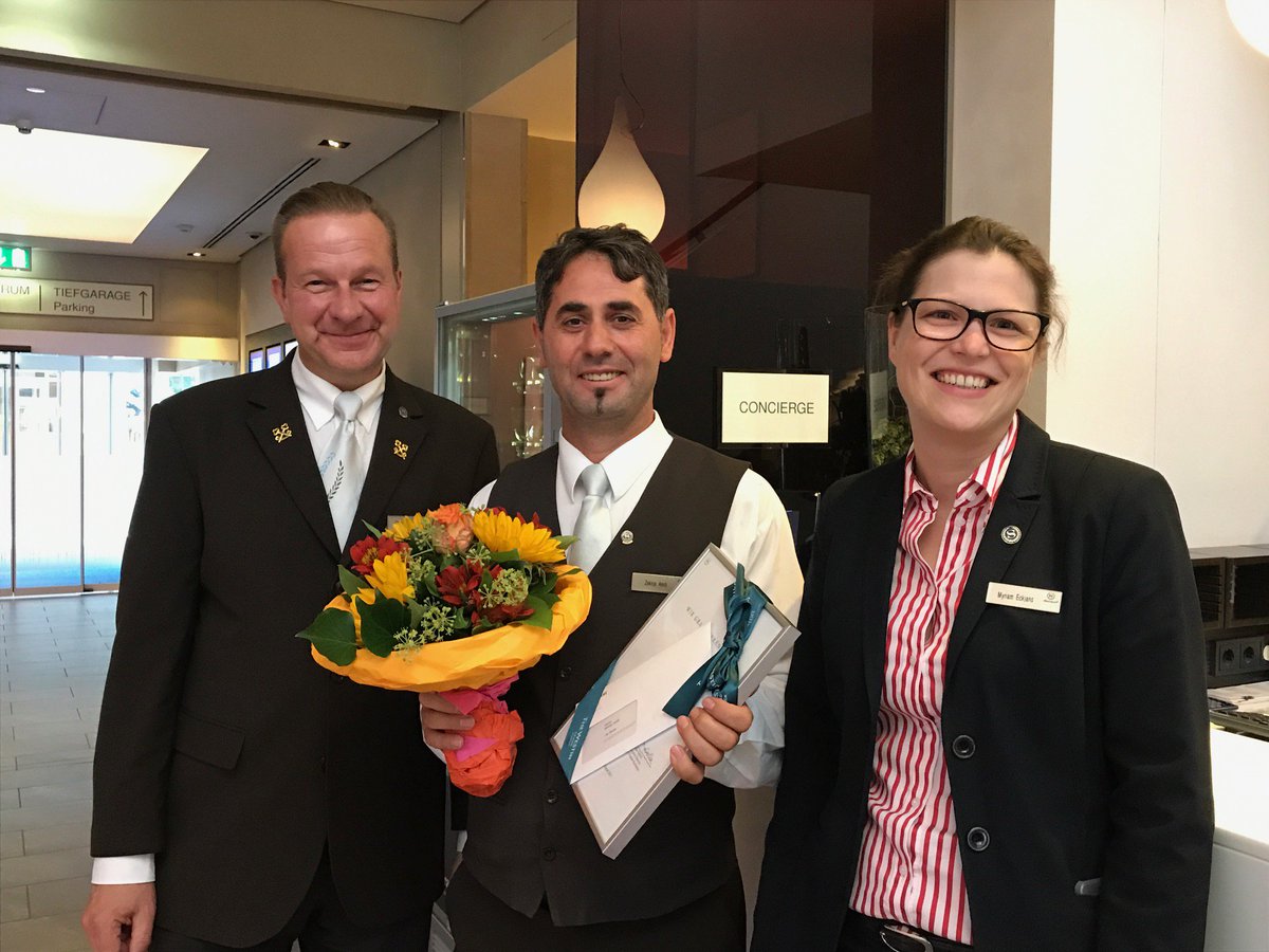 SheratonMunich's tweet photo. Wir gratulieren Zekirja Amiti (Mitte), Concierge im Sheraton, zum 15jährigen Jubiläum. Danke für deine tolle Arbeit! #team #sheratonmunich https://t.co/RgRc3IVldU