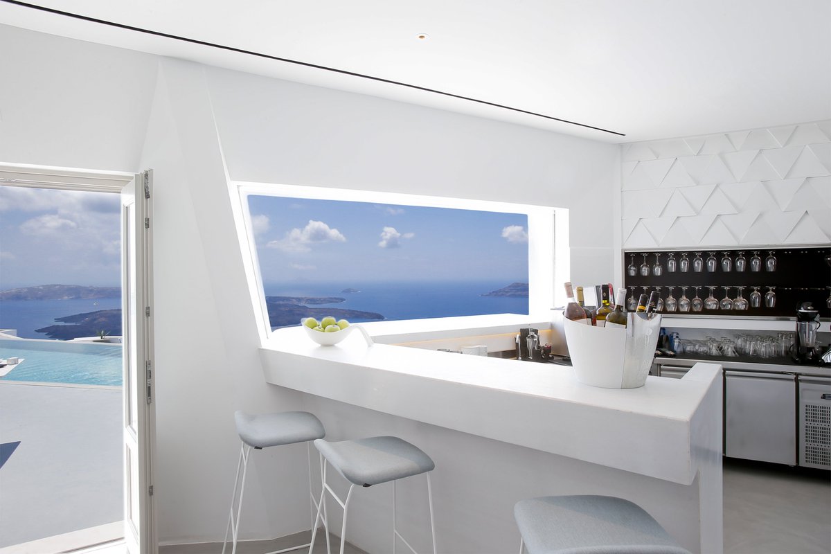 GraceHotels's tweet image. End your #SantoriniEscape at the best spot on the island to watch the sunset from. Take a seat at the bar, relax &amp;amp; drink in the view