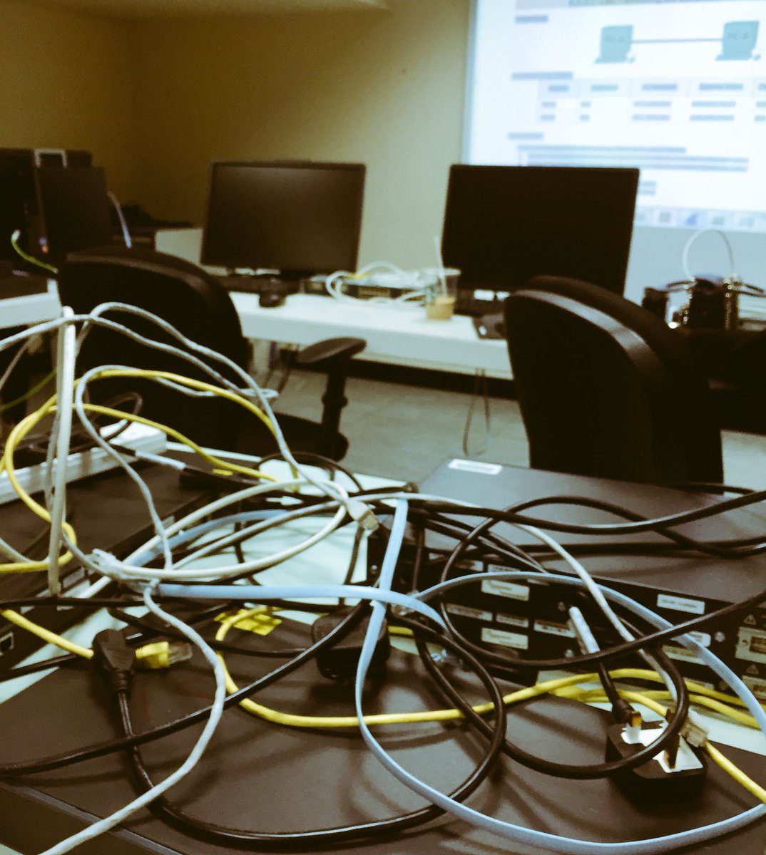 SBA_AlBakri's tweet photo. لتنهض قطر نهضة مختلفة بمهندسات تفتخر بهم ونقول لدول الحصار " تونا ما بدينا " 🖥
#Computer_Engineers https://t.co/QMJNehqqgU