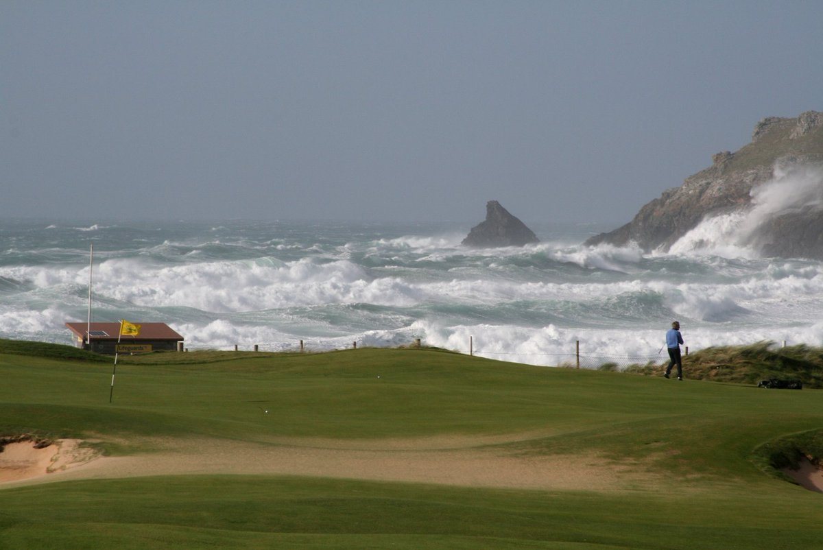 TrevoseGC's tweet photo. 'Tis an angry, but stunning, sea today. Best to hit with the wind...😀 https://t.co/rZGWzNkFqP