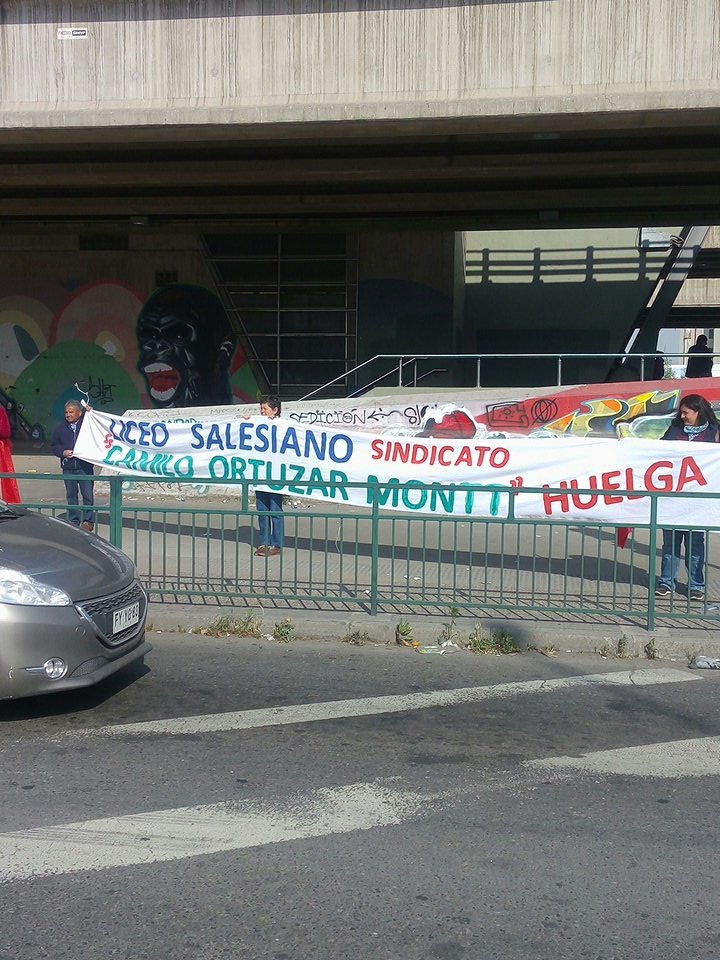 profesalesianos's tweet photo. @segegob @Mineduc Educadores del Salesianos de Macul celebrando este día en la calle, en paro, ayuda!  Para que volvamos a hacer clases! @sindicatocom https://t.co/3w2qD9ySyE