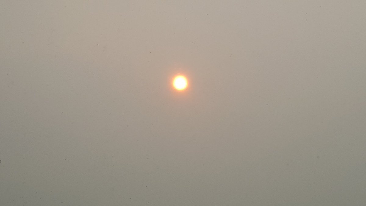 DT202028's tweet photo. How incredible is that sun 😍 #redsun #Ophelia #saharandust #fireparticles #Filey @OfficialFiley @OwainWynEvans @KeeleyDonovan @Abbiedew https://t.co/JQpnEZetT5
