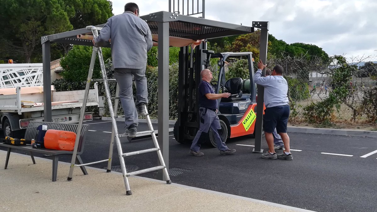 villedetrebes's tweet photo. Poursuite de la métamorphose de la #RD206 avec la pose des pergolas @villedetrebes https://t.co/8cdXg8RMpl