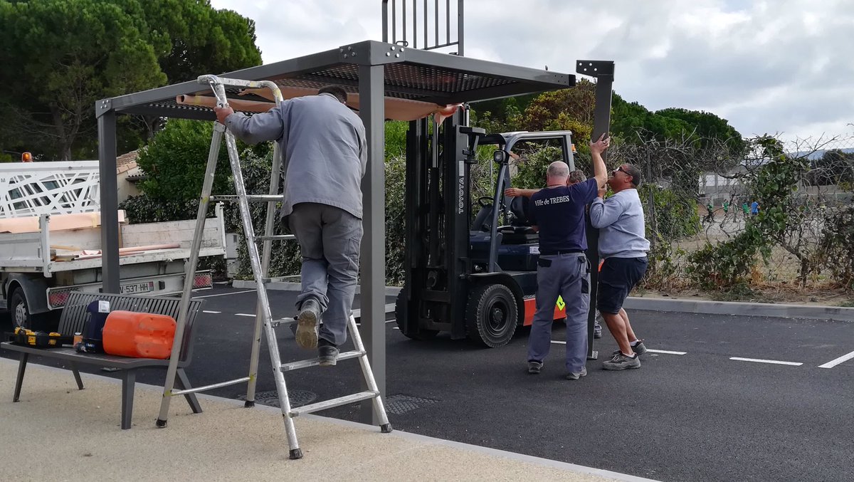 villedetrebes's tweet photo. Poursuite de la métamorphose de la #RD206 avec la pose des pergolas @villedetrebes https://t.co/8cdXg8RMpl