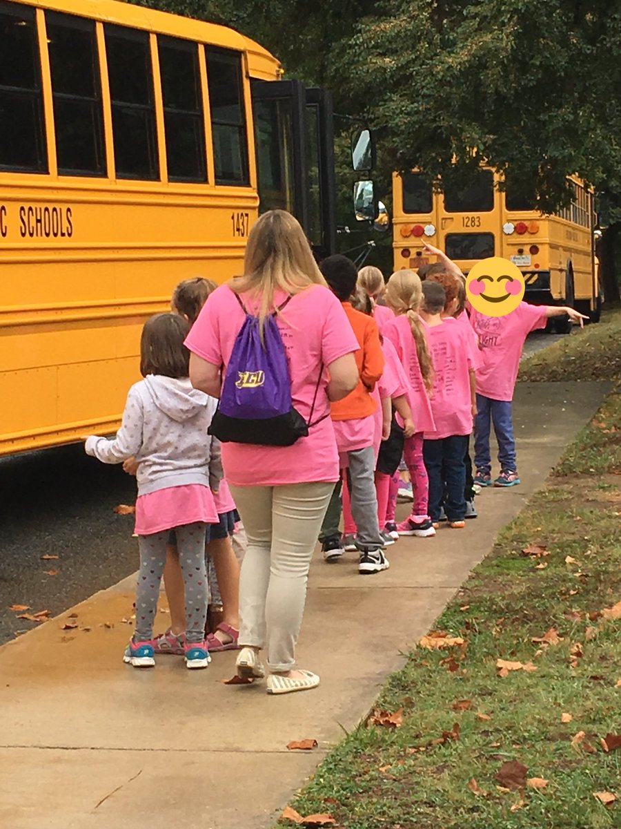 Aaaannnnd we’re off!! First field trip for these fabulous firsties!! 🚌 @BaucomAviators @APBias1