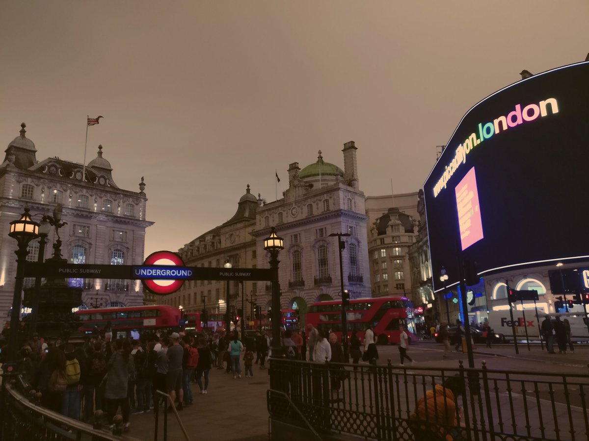 DannyJHoang's tweet photo. London looking like we try a hunt down the remaining replicants #london2049 #BladeRunner2049 @bladerunner https://t.co/ofIM3WVtmV
