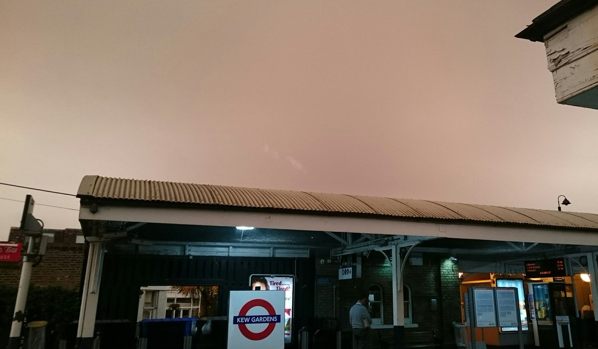 nanshoy's tweet photo. Eerie orange glow to the sky in London! https://t.co/ltIpLnKLu7