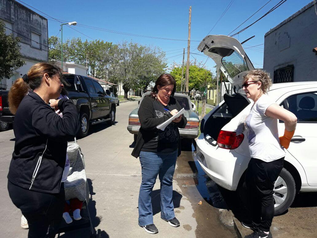 xlhpescio's tweet photo. Las chicas de #LosHornos escuchando a vecinos #LaPlata, llevando nuestras propuestas de #1pais @JGarciaconcejal  @SergioMassa @VascoAmonda https://t.co/hdbSaXTZax