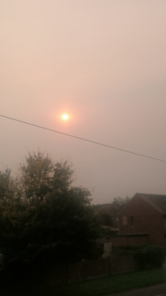 popoki303's tweet photo. The calm before the storm #Ophelia #REDSUN #endoftheworld https://t.co/BtPo1g8ISs