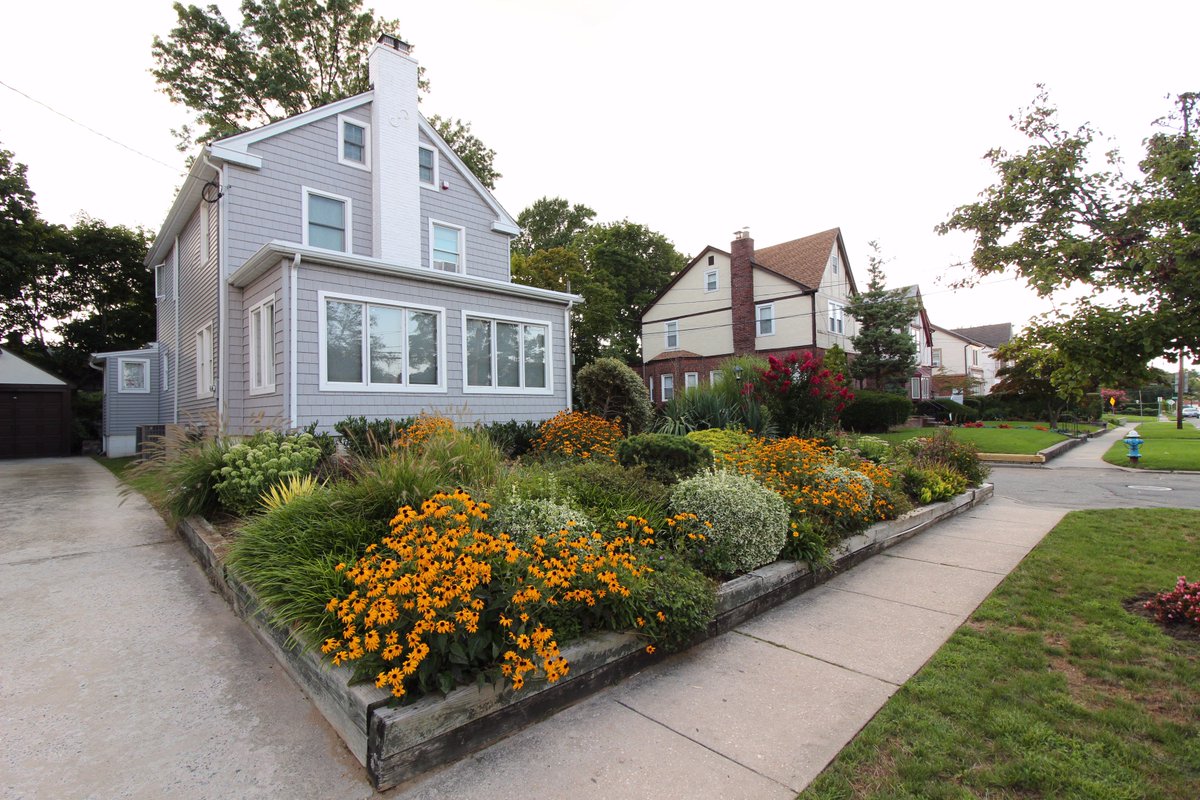 VSR_Landscaping's tweet photo. Every morning even if it is cloudy outside, the front lawn can change that frown upside down. #VSRosesLandscaping https://t.co/6ugdIepI1q https://t.co/CEiaG9IjZy