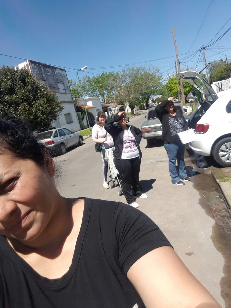 xlhpescio's tweet photo. Las chicas de #LosHornos escuchando a vecinos #LaPlata, llevando nuestras propuestas de #1pais @JGarciaconcejal  @SergioMassa @VascoAmonda https://t.co/hdbSaXTZax