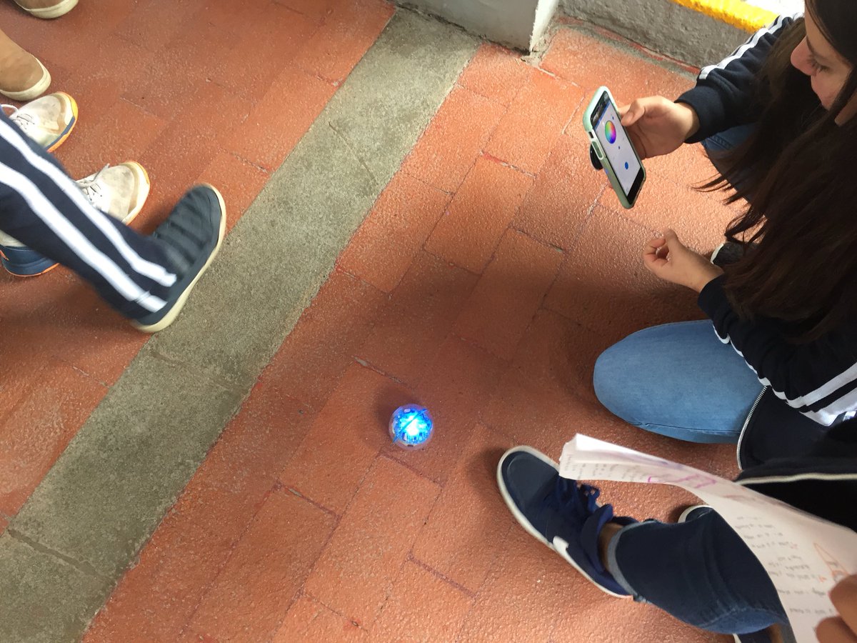 acastillochmd's tweet photo. Alumnos de #iLabCoding de Segundo jugando y programando con #sphero @Lina_Valls @ChmdDigital @susanamemun @Erimac_ @piscitelli https://t.co/ZQSTGNOxm1