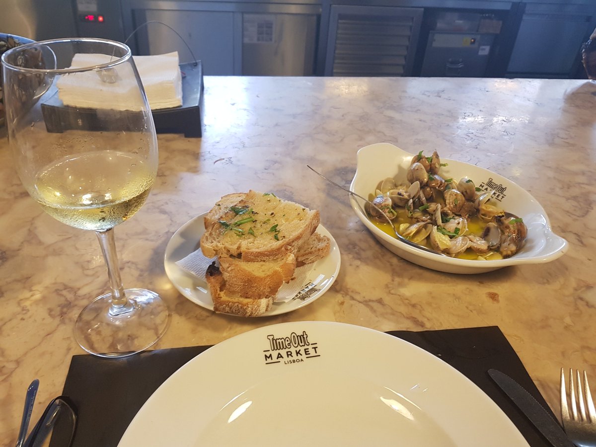 chaboolia's tweet image. Lovely lunch in Lisbon #clams #wine #postrunning #portugal #happydays