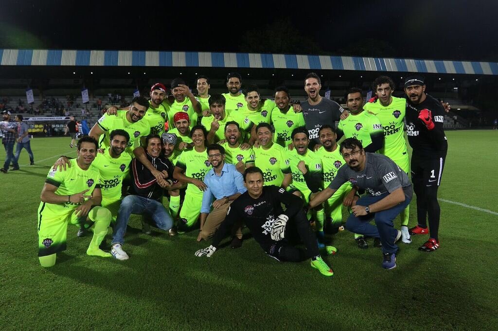 SimplySmritii's tweet photo. Actor @akshaykumar was present at the stadium to watch the exciting match of #CelebrityClasico #AllHeartFC v/s #AllStarsFC @TooYumm

Posers😎 https://t.co/TXiXo9YkDI