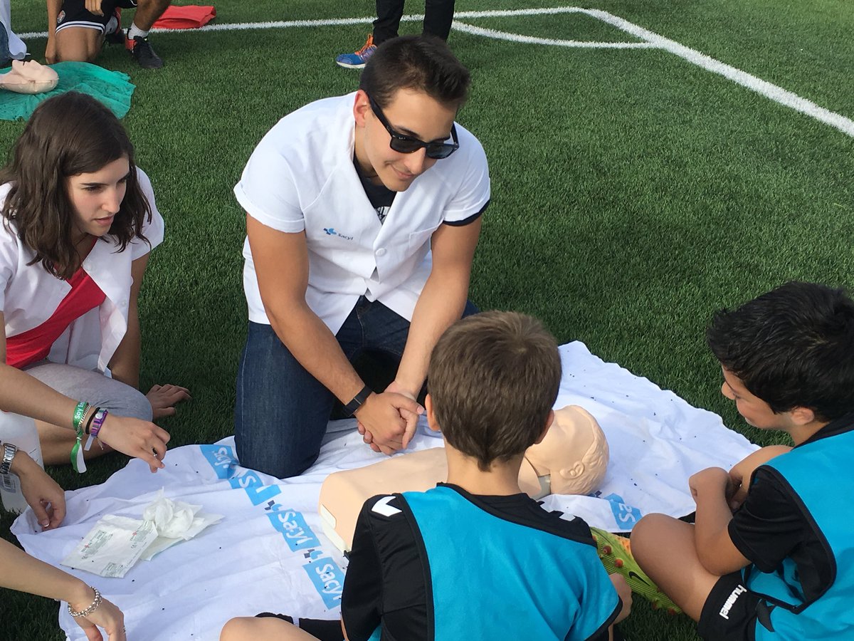 SOCALEMFYC's tweet photo. En este momento mostrando hacer maniobras de #RCP chavales de 4 a 11 años  @escuelaRVCF @realvalladolid #DíaParoCardiaco https://t.co/ti5DFaLTMr