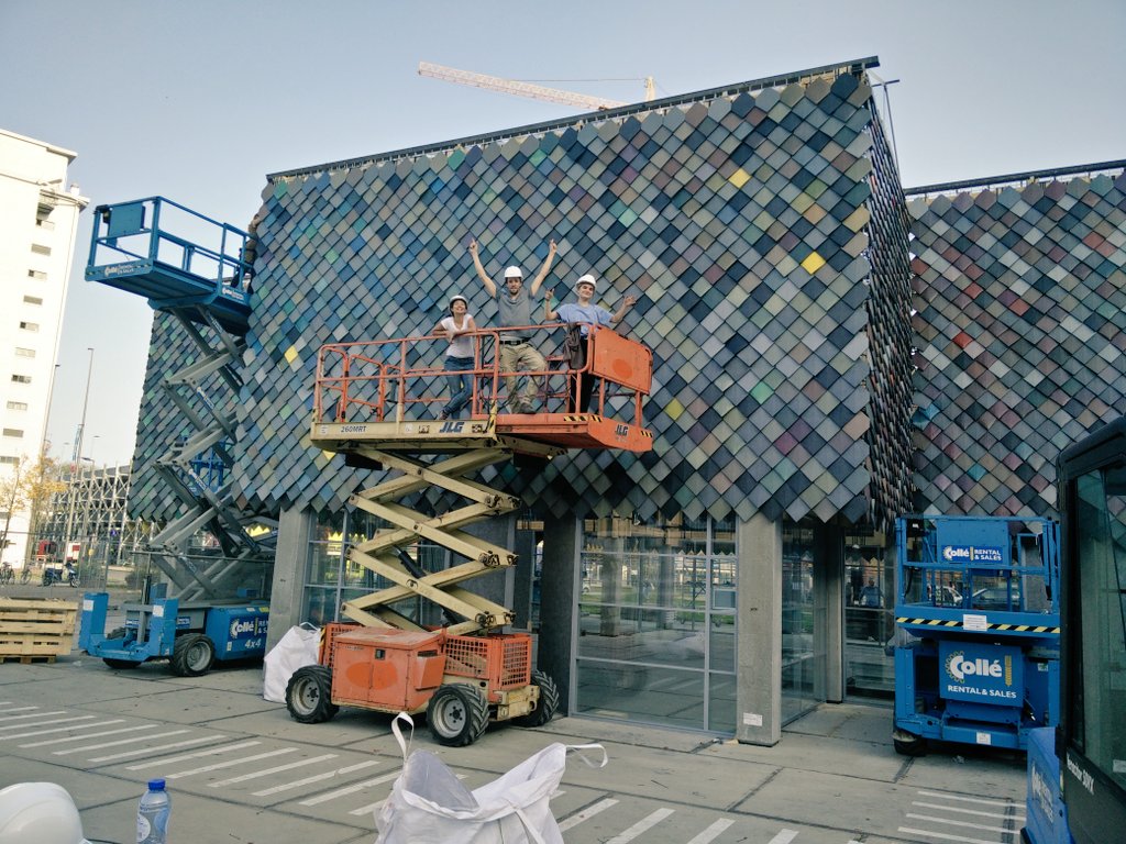 Joepk1989's tweet photo. Prachtig staaltje recycling het: "People's Pavilion". #prettyplastic #WDE2017 #DDW2017 #recycling #shingles @bureauSLA @overtredersw https://t.co/ZlLVZseC6K