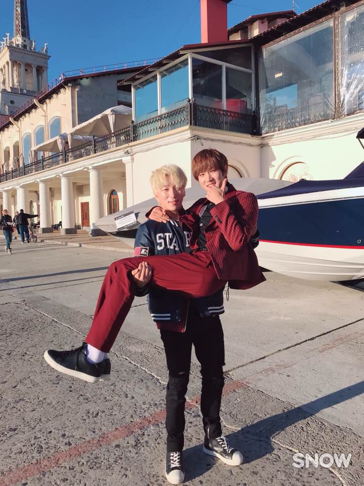 BAIKAL_official's tweet photo. 🎉Happy birthday ❤️DAY❤️🎉 데이의 24번째 생일을 진심으로 축하합니다! 데이의 생일에 한국에서 함께하지 못하는 팬분들을 위해 러시아에서 날아온 따끈따끈한 셀카를 공개합니다! #HAPPYDAYDAY #데이야_생일축하한데이❤️ https://t.co/9zy7P1thiv