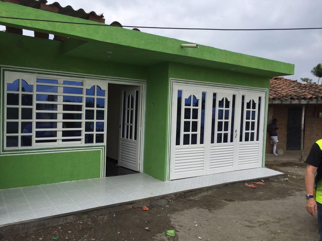 Dimayor's tweet photo. En Guachené, Cauca, @Equidadfutbol entregó casa a la familia de Yesid Aponzá, jugador fallecido hace un año en un accidente de tránsito. https://t.co/0xXziQbTwI