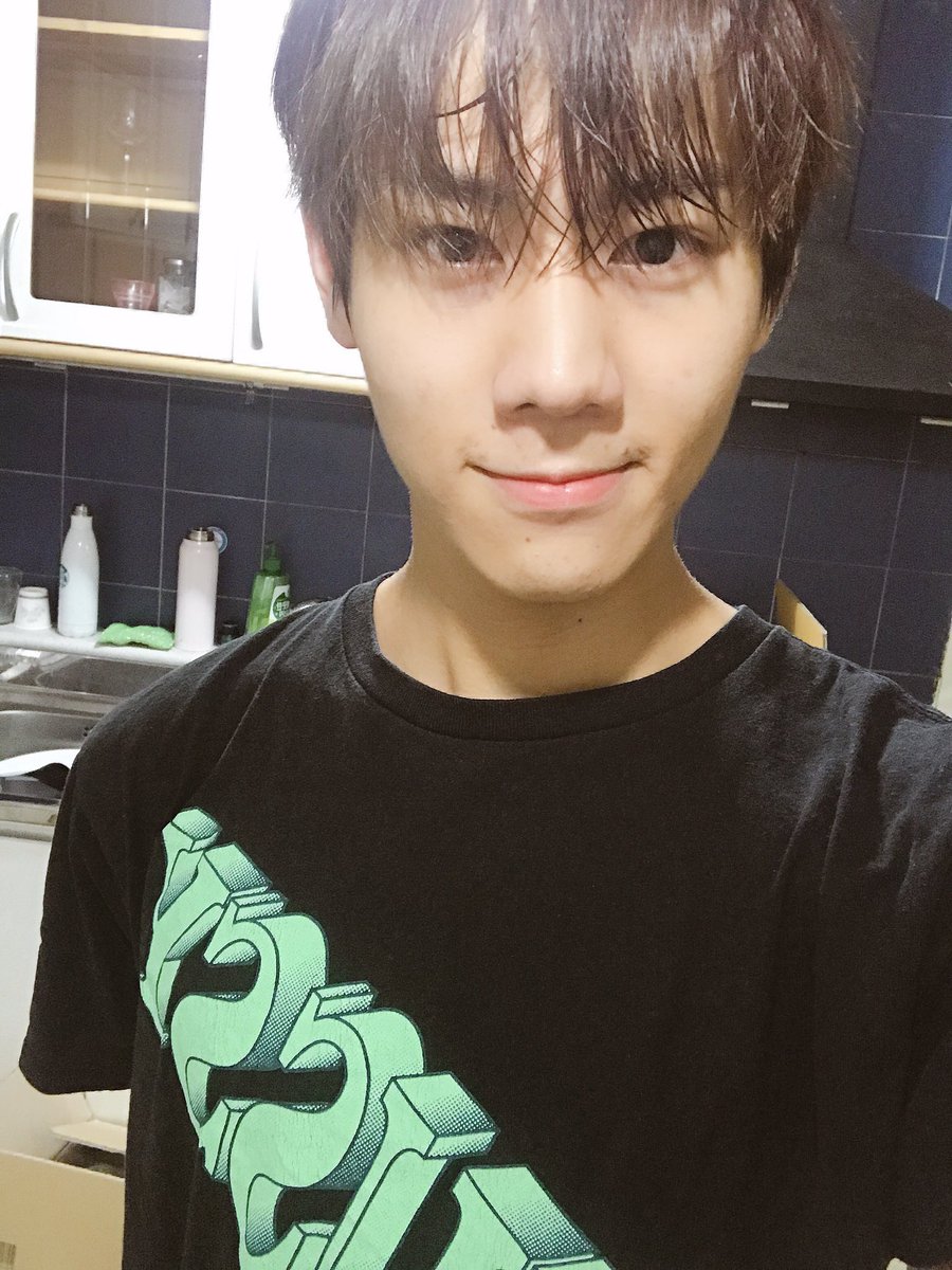 freshfz's tweet photo. Happy birthday my baeeeeeee💖💖💖 #HappyLEESANGday https://t.co/tlWNMwObDc