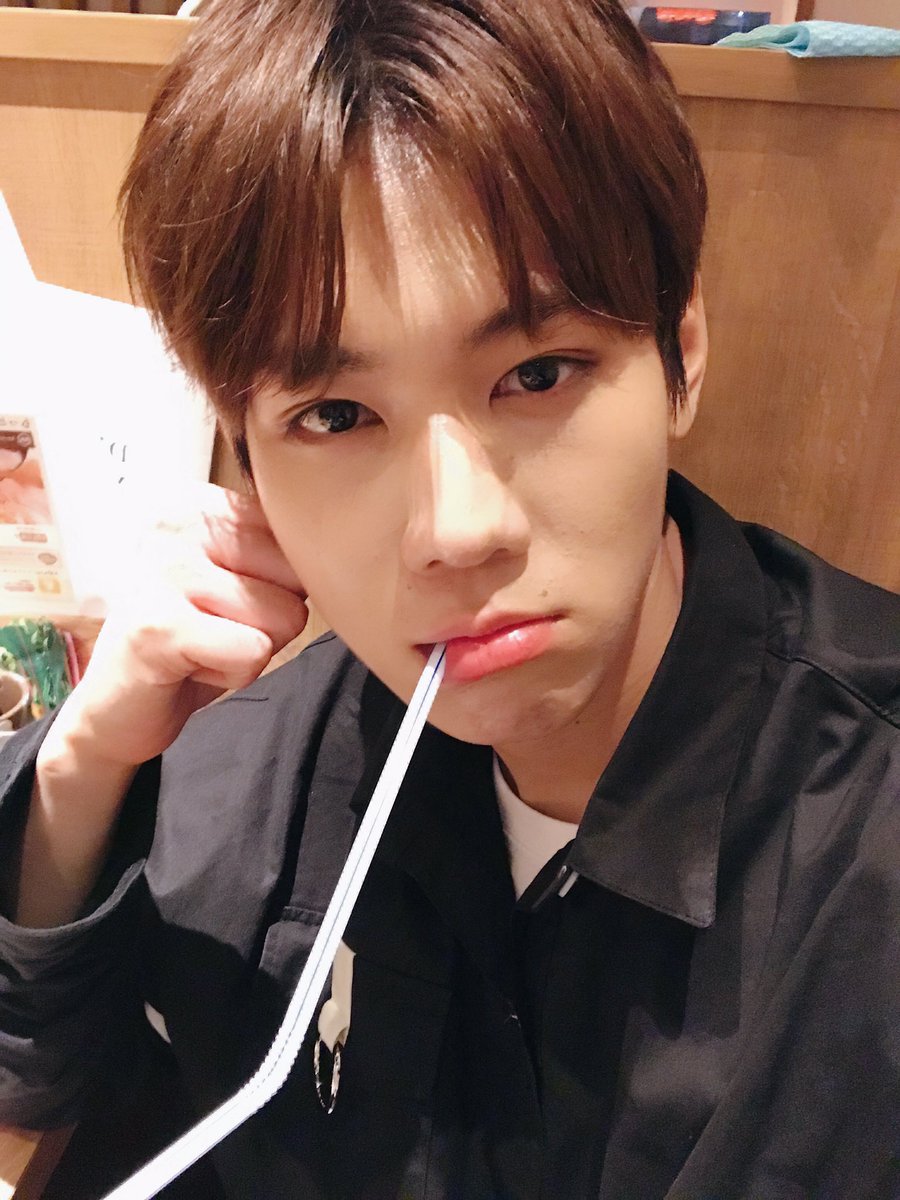freshfz's tweet photo. Happy birthday my baeeeeeee💖💖💖 #HappyLEESANGday https://t.co/tlWNMwObDc