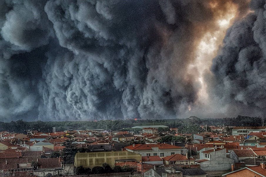 jacobobuceta's tweet photo. La foto del Bombeiro Voluntario Helio Madeiras pone los pelos de punta. La boca del infierno en Vieira de Leiria. Aterrador. #Portugal https://t.co/XiXOUMq8L4