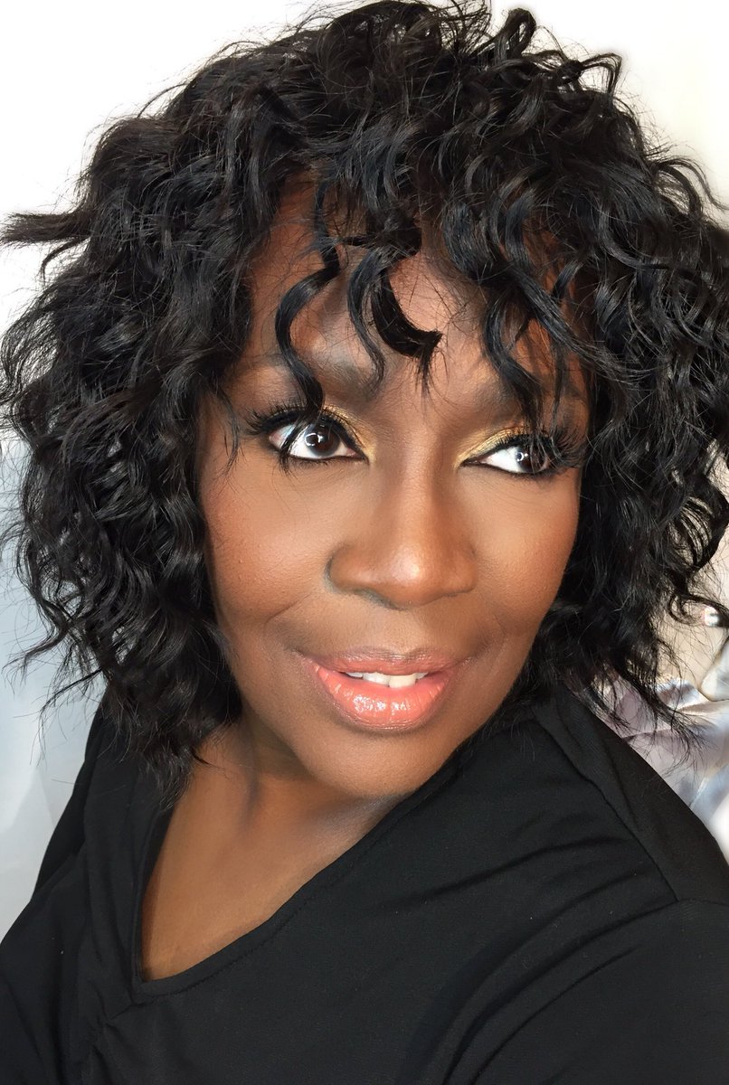 ShalondaNichole's tweet photo. Happy Monday!! #melanin #dmvmua #mua #makeupartist #dmv #vamua #blackopal #maccosmetics https://t.co/HN8wmj9Jgz
