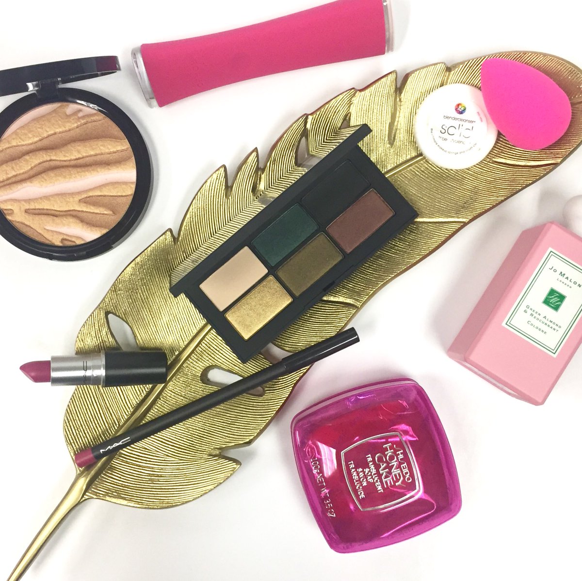 Have you tweaked your beauty routine for the season? Book an appointment to explore the latest in beauty and fragrance 💅🏼💄💋 #NordstromOTT