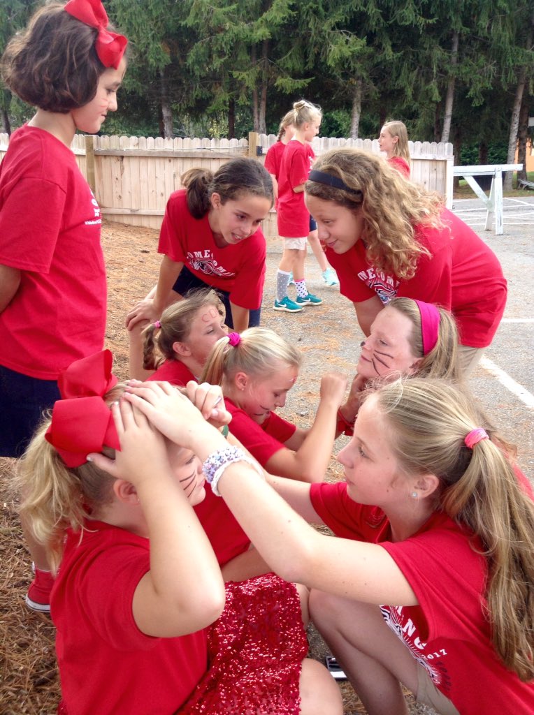 KeySchoolCDS's tweet photo. Key School Buddy Activity. Face painting pre-pep rally. #hbdwilly @carolinaday https://t.co/ZvNc0Wemnc