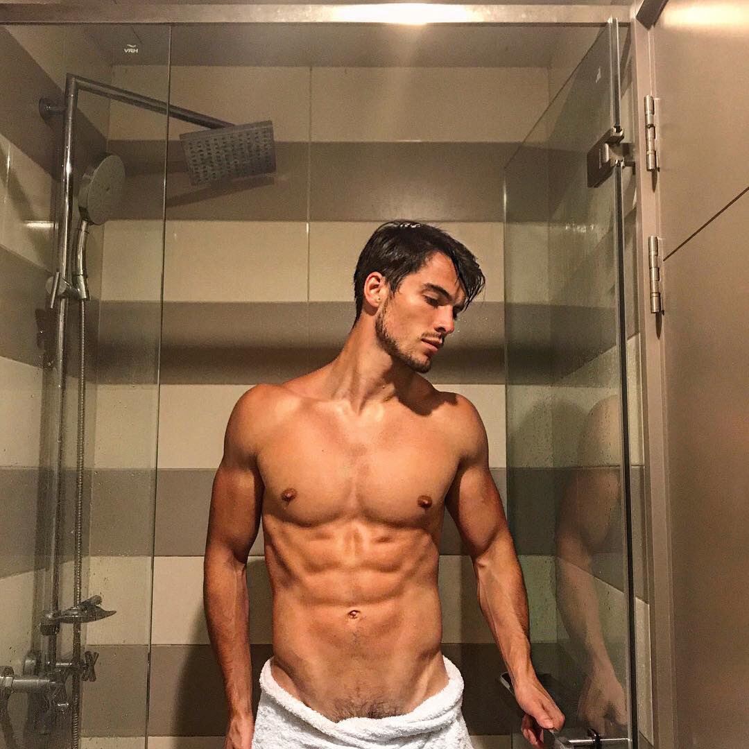 iHeartGuysChat's tweet image. Squeaky clean 💦