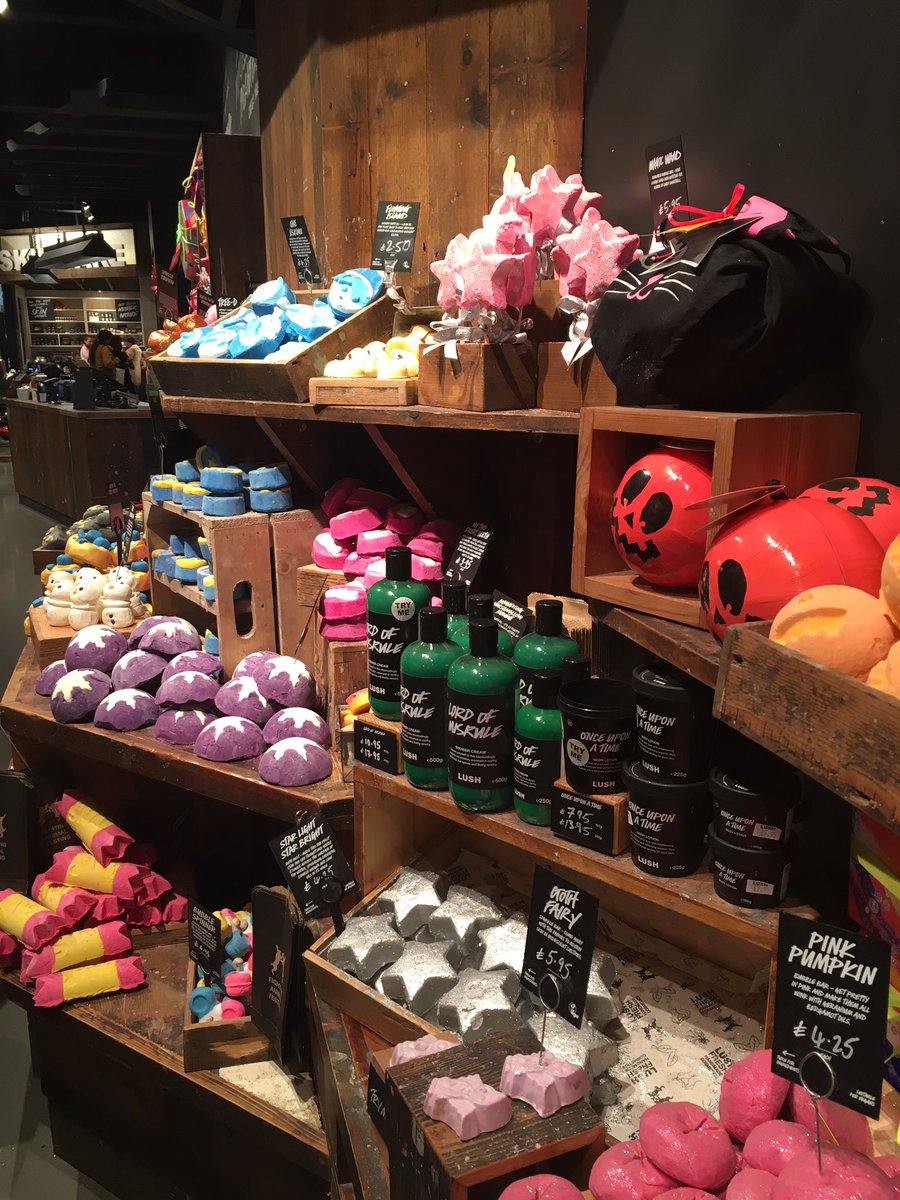 xfloral_jessx's tweet photo. Love going to @LushManchester at my favourite time of the year!!💫🍂 🎄 https://t.co/EE0i3Ou3Uf