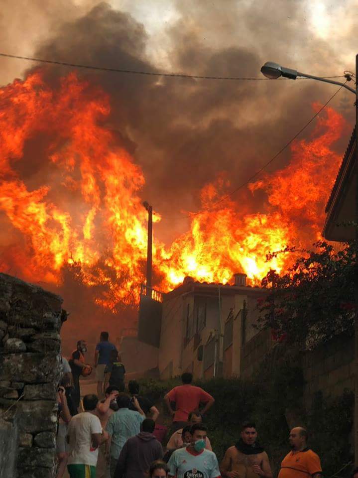 KillerCreeper55's tweet photo. Hoy el aire huele a quemado en Galicia. Queman mi tierra por puro interés económico...
Rabia y tristeza. https://t.co/MrwlzOmse1