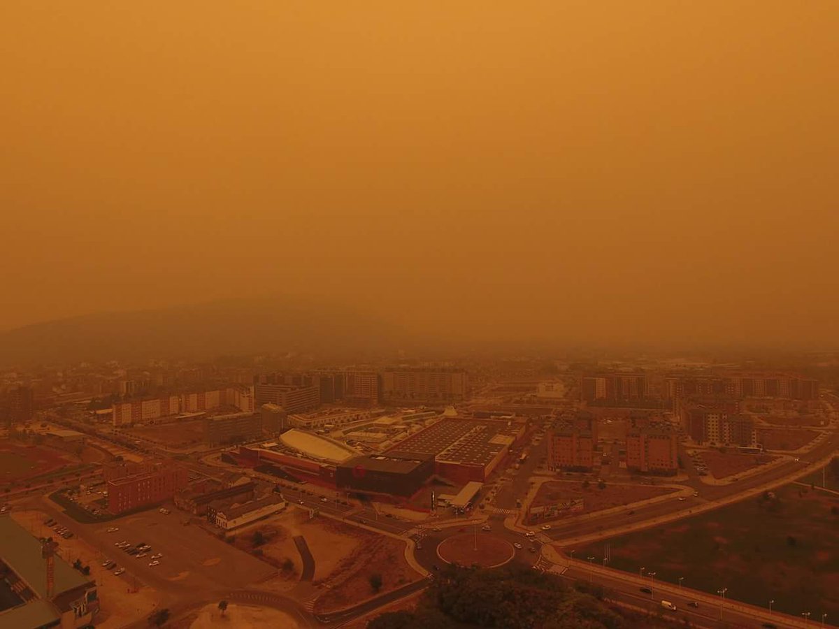 KillerCreeper55's tweet photo. Hoy el aire huele a quemado en Galicia. Queman mi tierra por puro interés económico...
Rabia y tristeza. https://t.co/MrwlzOmse1