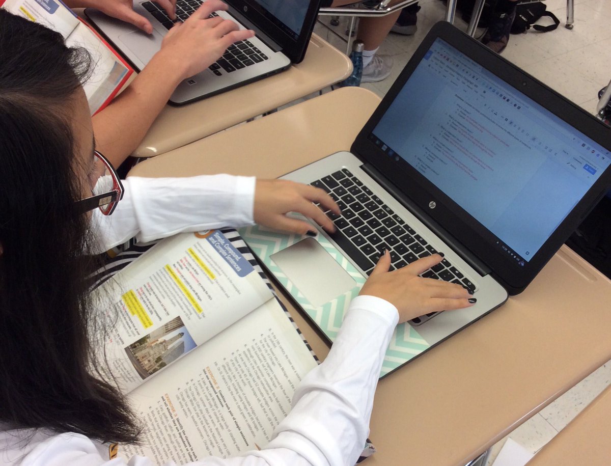 MrsCornell_HTS's tweet photo. Reviewing simple, compound, and complex sentences to help improve their sentence fluency in their memoirs! #HTSEnglish #SentenceFluency https://t.co/GD1DGbVd4e