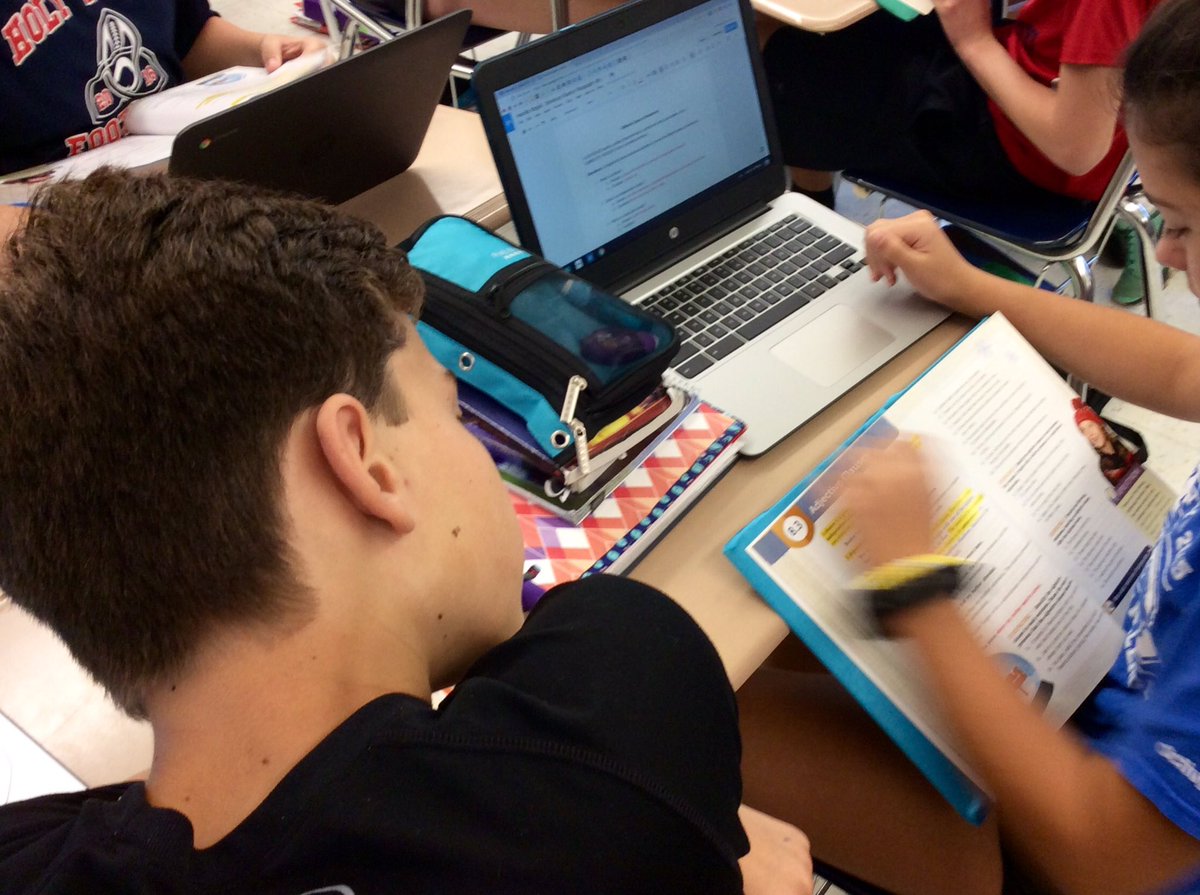 MrsCornell_HTS's tweet photo. Reviewing simple, compound, and complex sentences to help improve their sentence fluency in their memoirs! #HTSEnglish #SentenceFluency https://t.co/GD1DGbVd4e