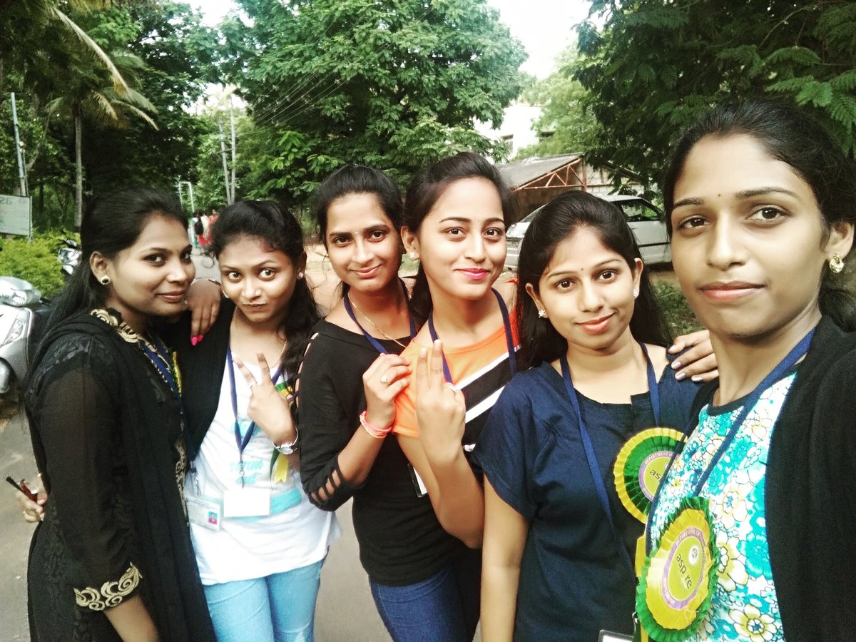 GowthamiChitra's tweet photo. Selfie with friends... #collegelife #lastdaysofcollege #funnymoments https://t.co/PKx1VGEEK6