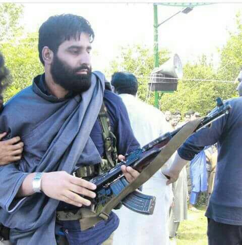 SAAQQIIB's tweet photo. Family of martyred Sarpanch gets hold of this assassin Showkat Falahi 👇,and teleports this vermin to hell. #KashmirRises https://t.co/xillXjMyIY