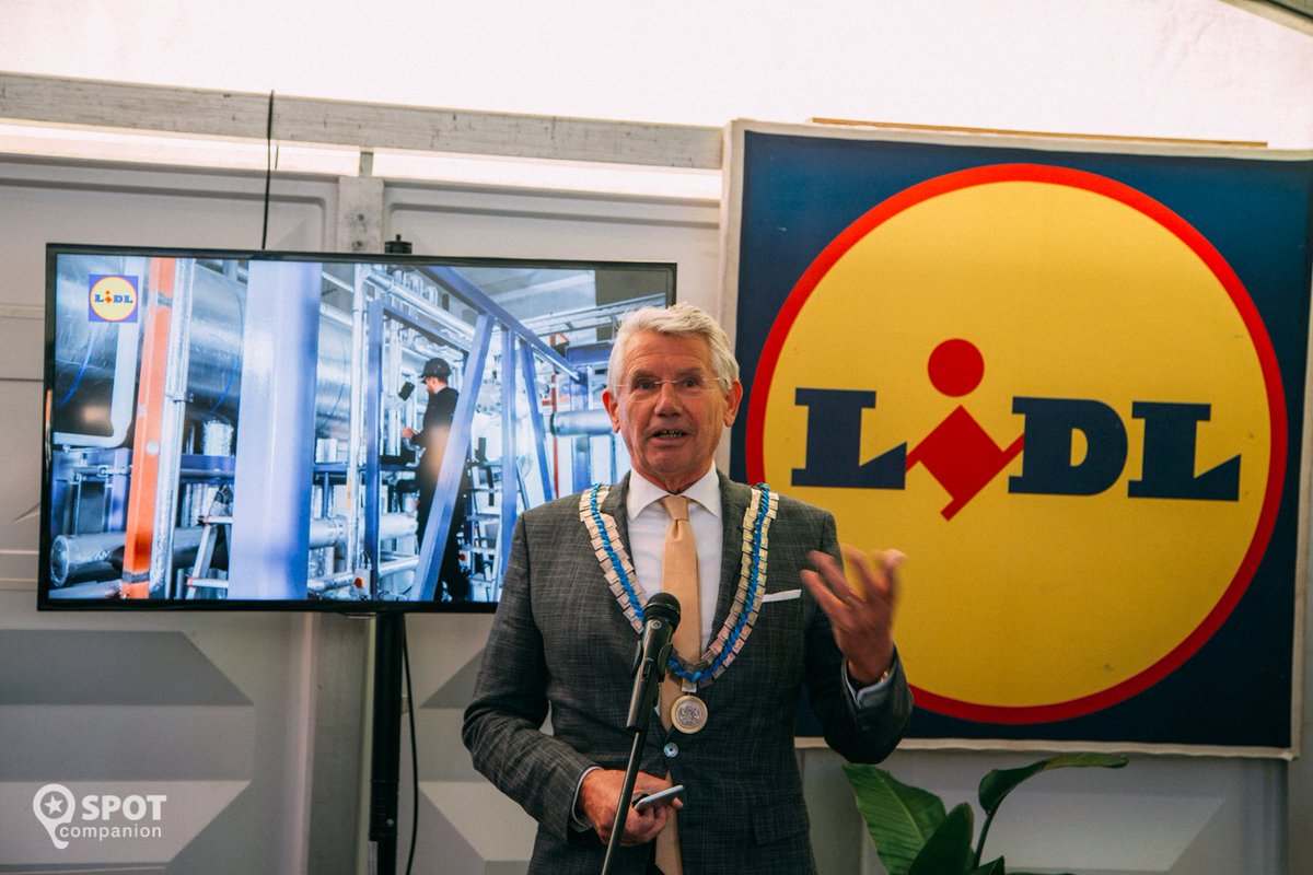 Donderdag heeft burgemeester <a href="/Asfvanasseldonk/">Toon van Asseldonk</a> van <a href="/Gem_Overbetuwe/">Gemeente Overbetuwe</a> de eerste paal geslagen van het Lidl DC op Park15 bit.ly/2ysiHFk