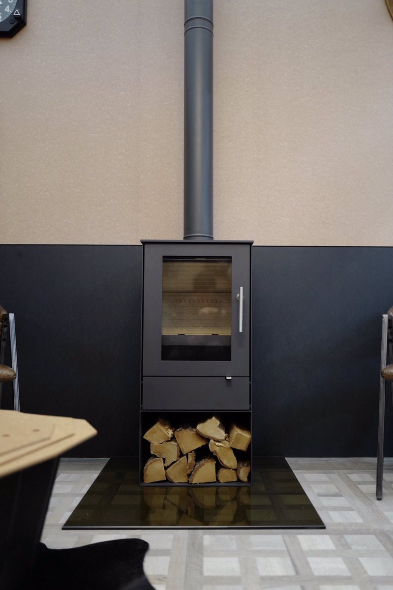 Check out this stove from <a href="/Bonk_And_Co/">Bonk & Co</a> featuring in our @GDLive_UK Room Sets space against <a href="/richlite/">Richlite</a> Cladding #bonkandco #stove #Richlite