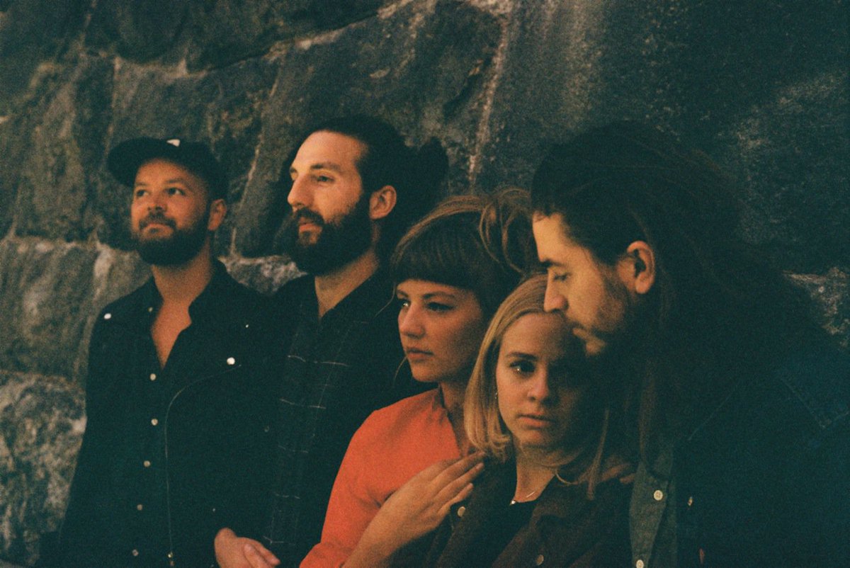 PREMIERE: Swedish folk-tinged types <a href="/villarivercat/">Villa Rivercat</a> impress w/ gilded new cut 'Morning Comes'. clashmusic.com/news/premiere-…