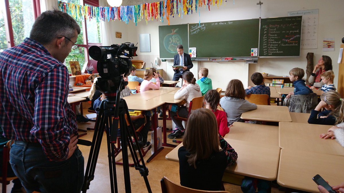 Jacpostma's tweet photo. Wethouder @LeonMeijer_ leest voor over duurzaamheid op basisschool de Vuurvogel:
https://t.co/ZwIh1tPrz0 https://t.co/1EaiBtp37U
