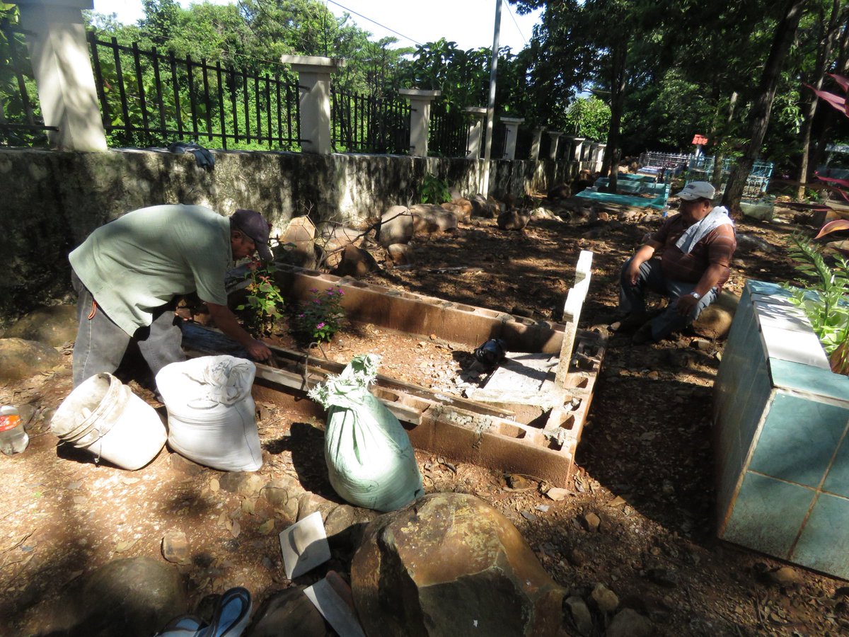 Estamos trabajando en mantenimiento del Cementerio Municipal, en acercamiento del 2 de noviembre. Como Municipalidad trabajando y avanzado.