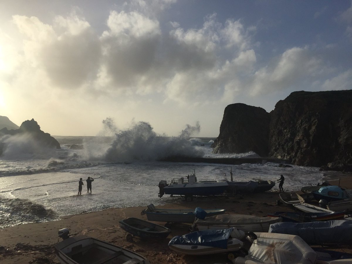 BPaxhaven's tweet photo. Blowing a bit on Hope Cove today!#HopeCove #StormOphelia https://t.co/83HJu1x6m8