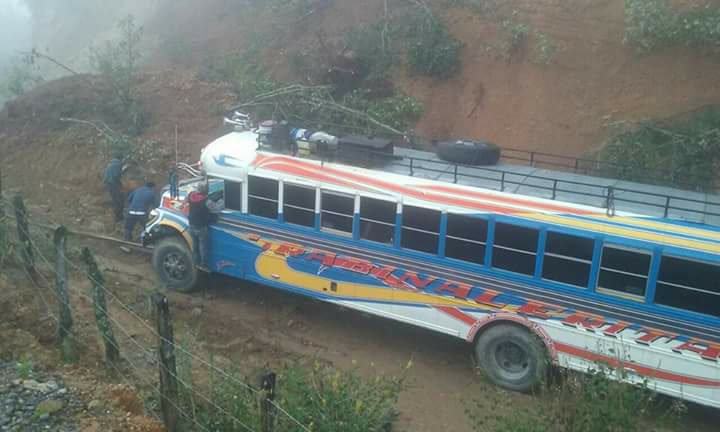 EliuNuila's tweet photo. ÚLTIMA HORA | Derrumbe por Chichupac #Rabinal, camino en mal estado ruta nacional No. 5 hacia #ElChol #BajaVerapaz. #CRNNoticias https://t.co/lTLgpdNOIp