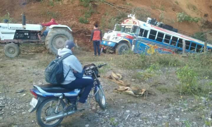 EliuNuila's tweet photo. ÚLTIMA HORA | Derrumbe por Chichupac #Rabinal, camino en mal estado ruta nacional No. 5 hacia #ElChol #BajaVerapaz. #CRNNoticias https://t.co/lTLgpdNOIp