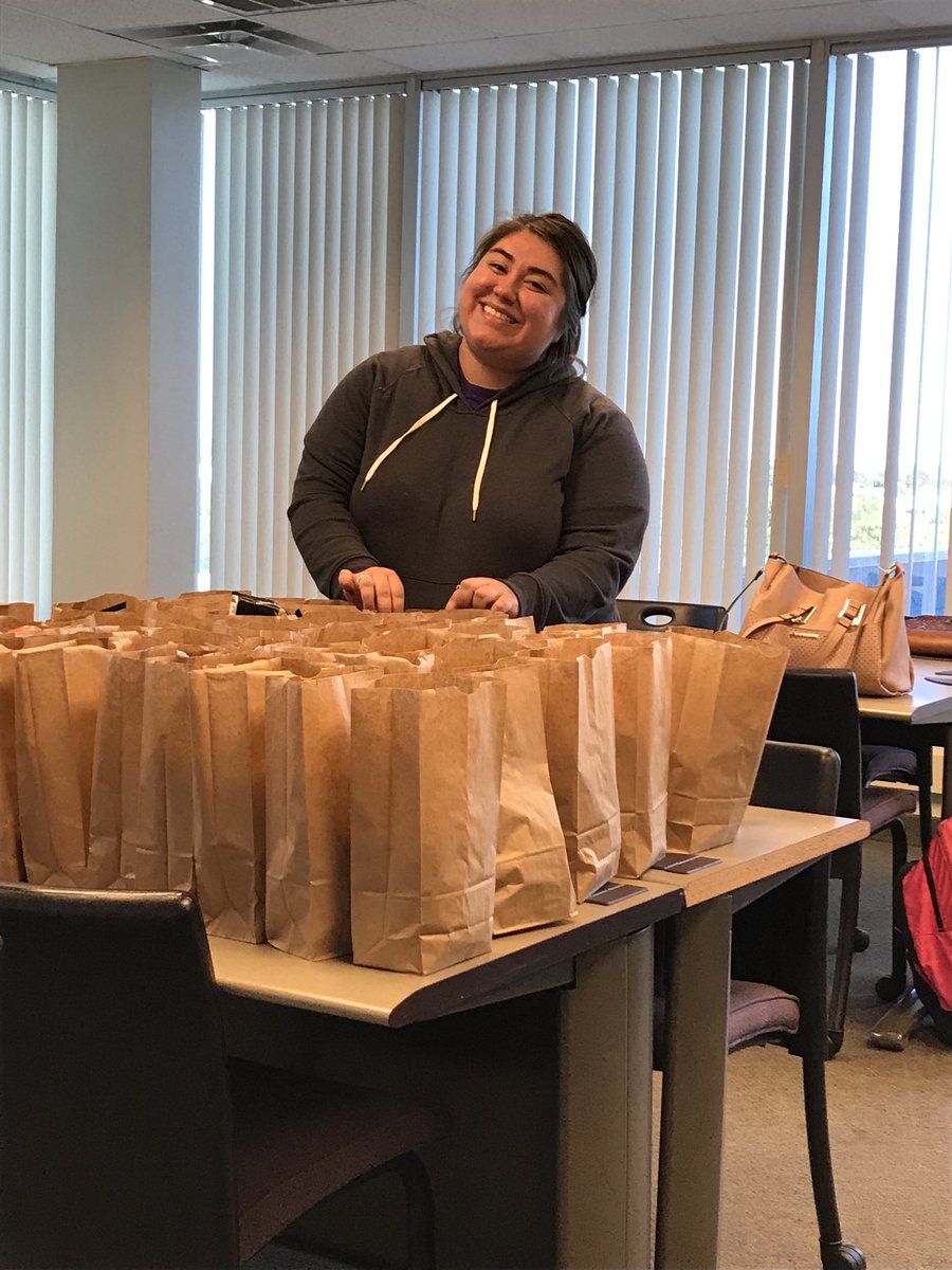 SswaTsu's tweet photo. SSWA members preparing sack lunches for World Food Day. Delivering fresh food to the homeless through @West_Aid #WFD2017 #community https://t.co/wneuRx0jBy