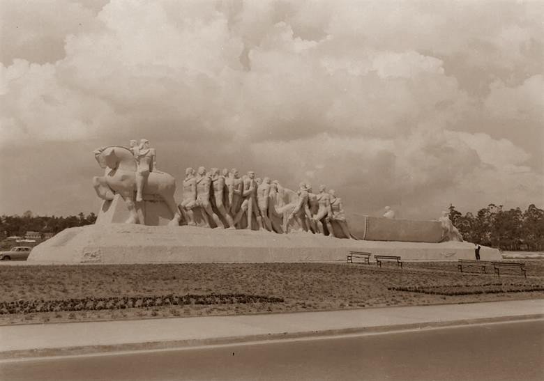 spinfoco's tweet photo. Monumento às Bandeiras, em 1953, ano de sua inauguração.
#spinfoco #sp #saopa... https://t.co/N9jpDZrU9n https://t.co/VWUGdd1oVx