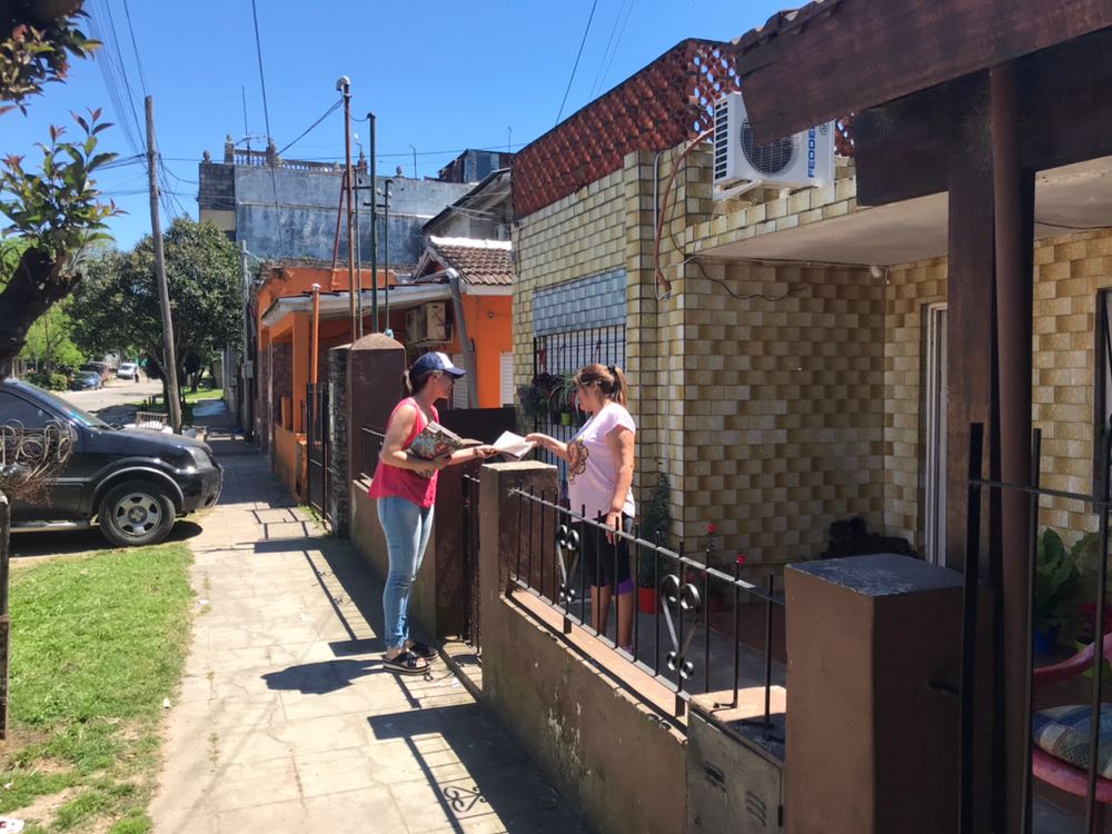 cintistach's tweet photo. Feriado| Recorremos casa por casa llevandole información a los vecinos  #DonTorcuato #1Pais @FRenovTorcuato @jmpaesani @GiselaLZamora https://t.co/lEMg0GfTFQ