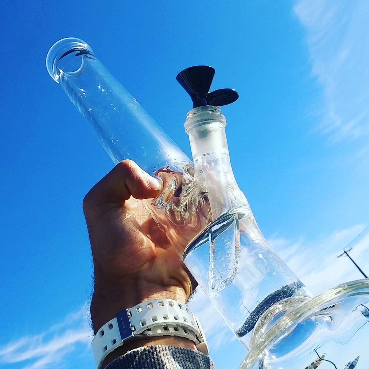 inhaleexhaleOR's tweet photo. Blue skies &amp; clear glass #pipesforsale #smokebuddies #solidglass #striaghttubes #smokeshops #vapeshops #glass_shops #headshops https://t.co/AxIQKCUJ3l